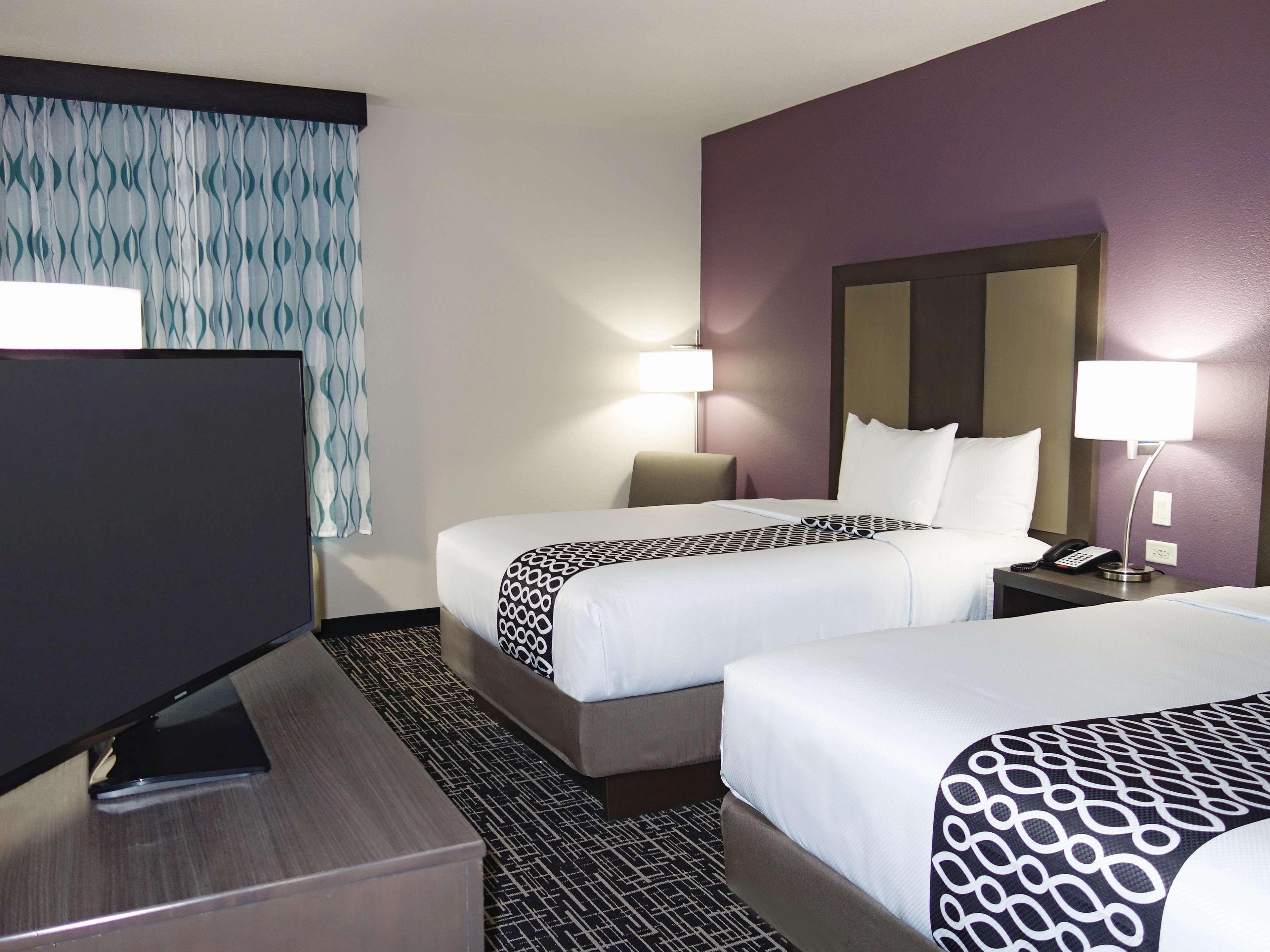 La Quinta By Wyndham Pampa Hotel Exterior photo